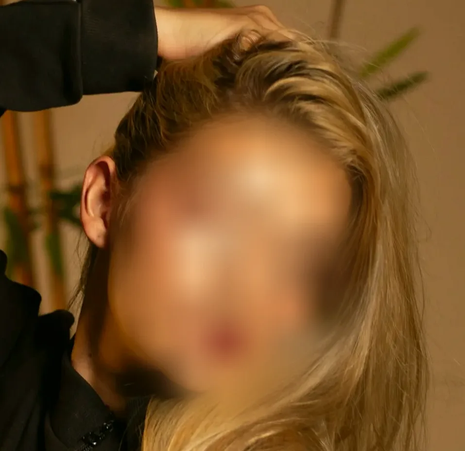 Simone, 25